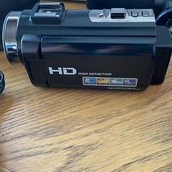 DVC Digital Vídeo Camera 1080P Microphone, Remote, 2 Batteries,Case, Memory Card - Picture 2 of 9